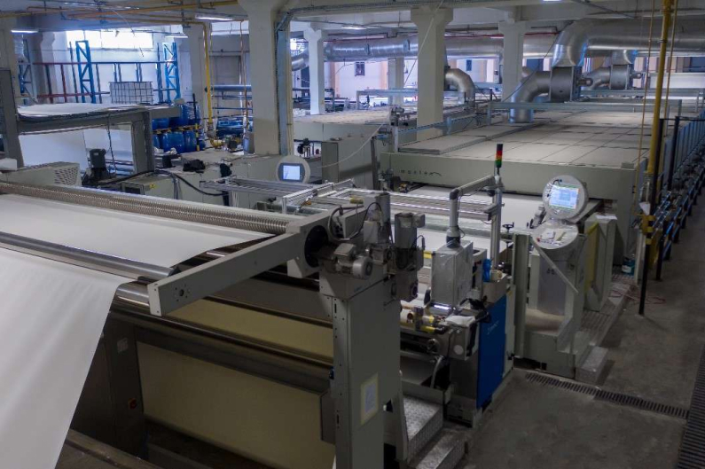 Фабрика полного цикла производит синтетические и натуральные ткани для широкоформатной печати
